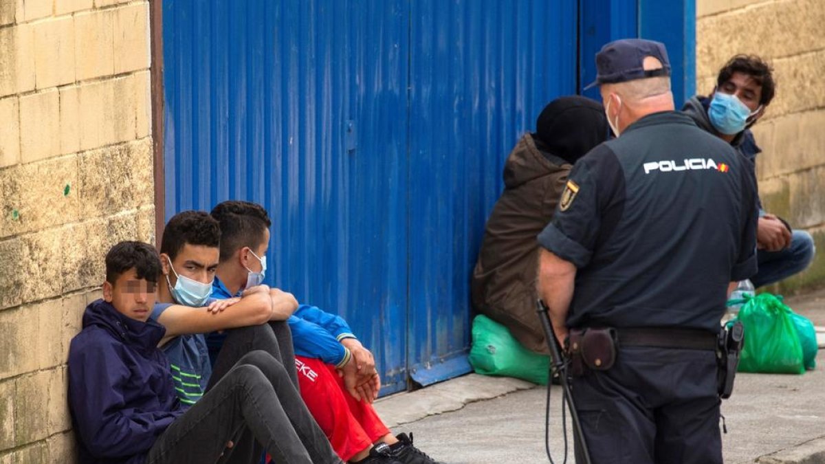 Diversos immigrants menors acollits al polígon industrial proper a la frontera del Tarajal.