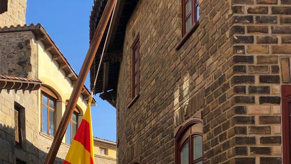 Bandera a mig pal amb crespó negre al centre de Solsona.