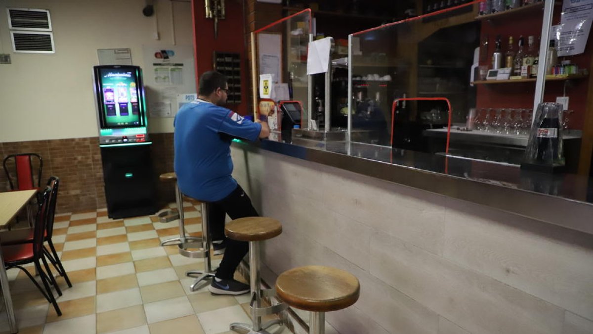 Vuelve el consumo en las barras de los bares después de siete meses