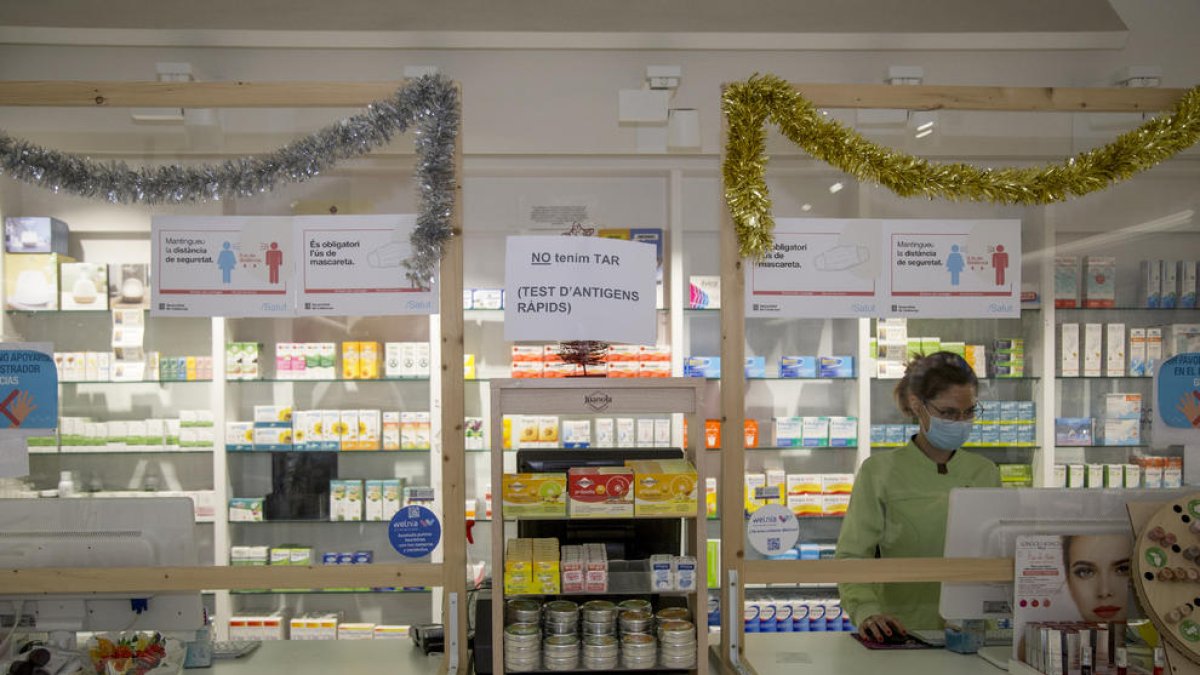 Una farmàcia informa amb un cartell que no disposa de tests.