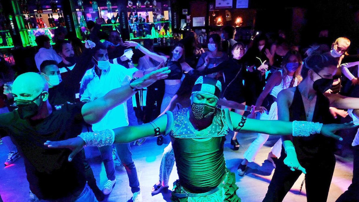 Personas bailando en un pub de Sitges durante el ensayo clínico en el ocio nocturno.