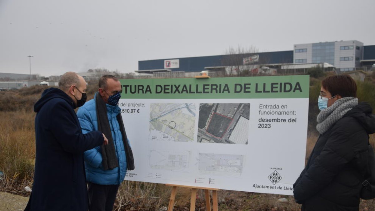 Pueyo y Rutllant observan los planos de la nueva ‘deixallería’ en los terrenos en los que se edificará. 