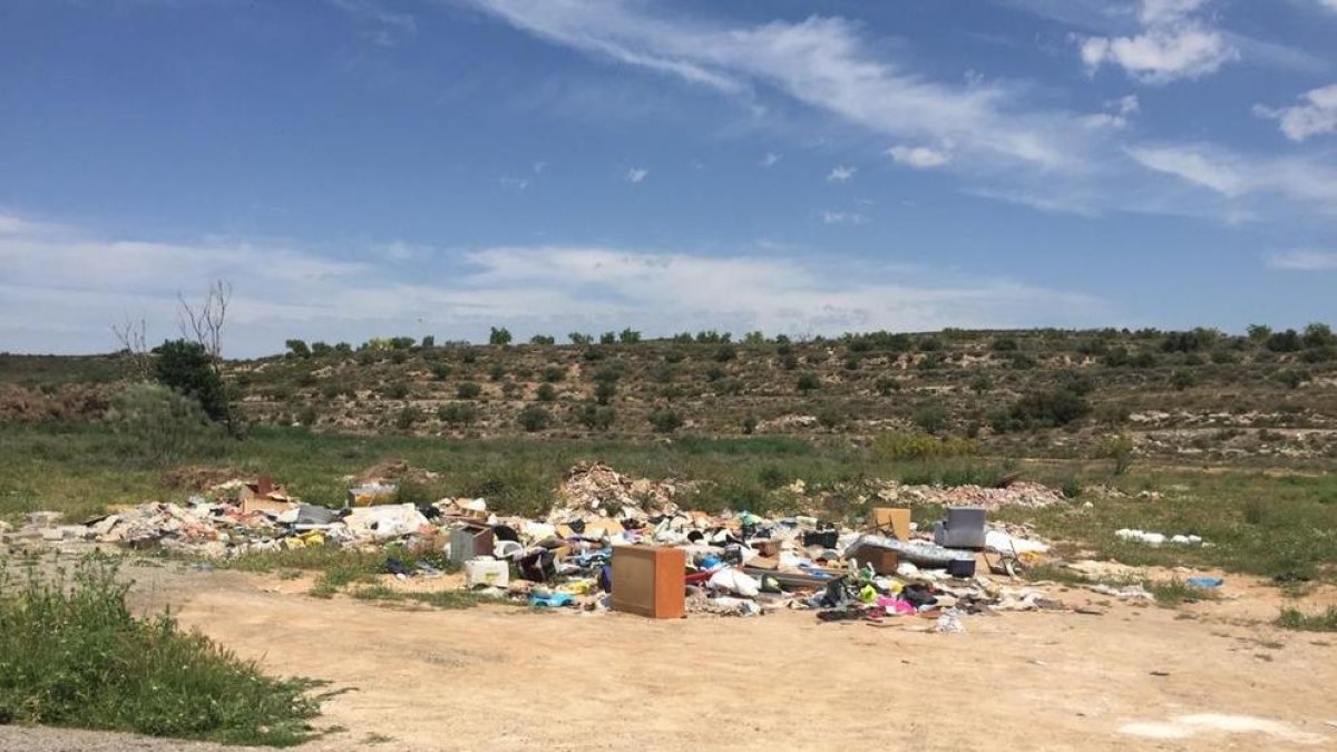 L’abocament d’escombraries a la finca municipal d’entrada a la reserva de Mas de Melons a Castelldans.