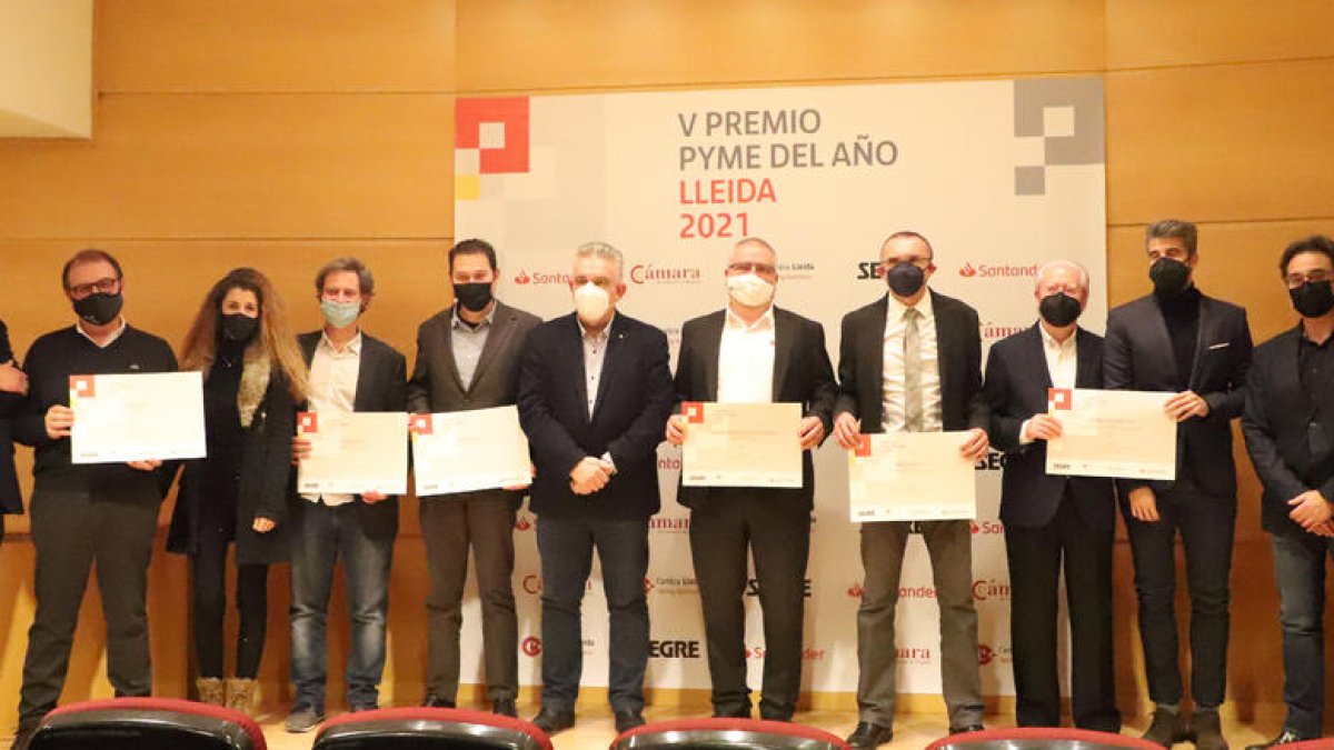 Los galardonados, con los representantes del diario SEGRE, la Cámara de Comercio y el Banco Santander, ayer tras la entrega de premios.