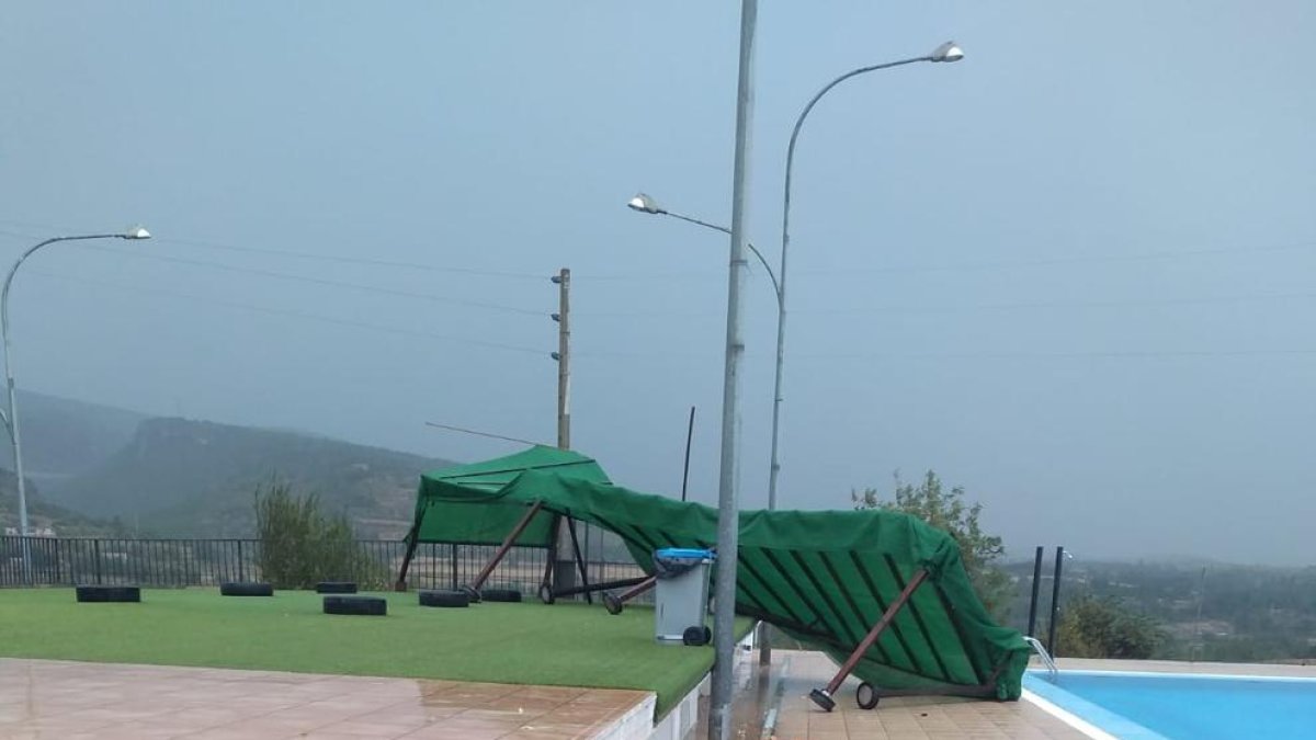 El fuerte viento arrancó la pérgola de la piscina de Tremp. 