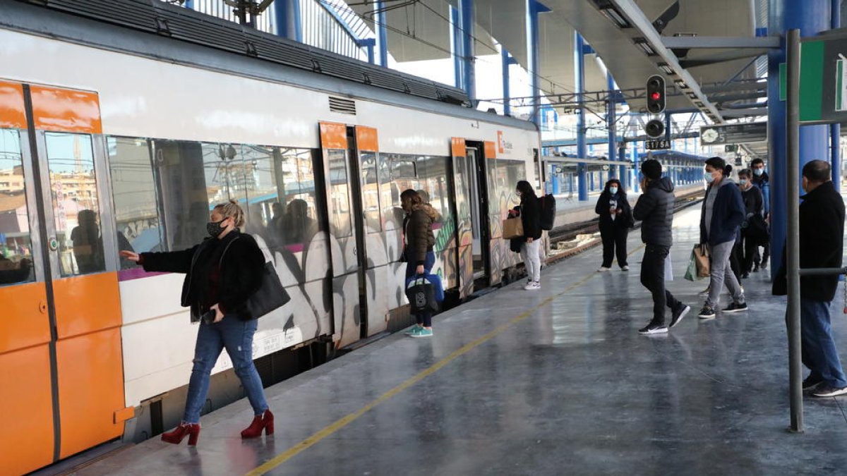 Passatgers a punt de pujar a un tren de la línia de Manresa a l’estació de Lleida dimecres passat.