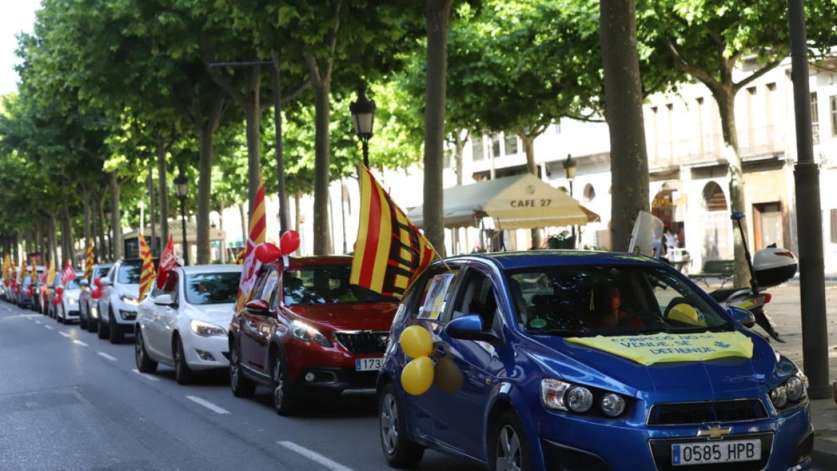 Algunos de los coches durante la marcha lenta de ayer.