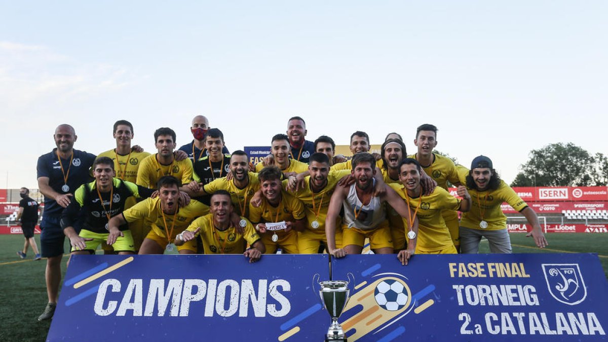 La plantilla del CF Balaguer posa junto al trofeo de campeón del torneo de Segunda Catalana.