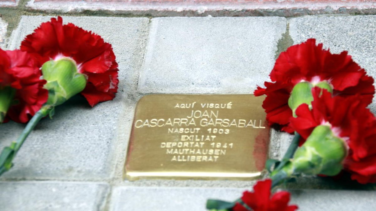 Lleida recuerda a los vecinos deportados en campos de concentración nazis con 10 nuevos adoquines Stolpersteine