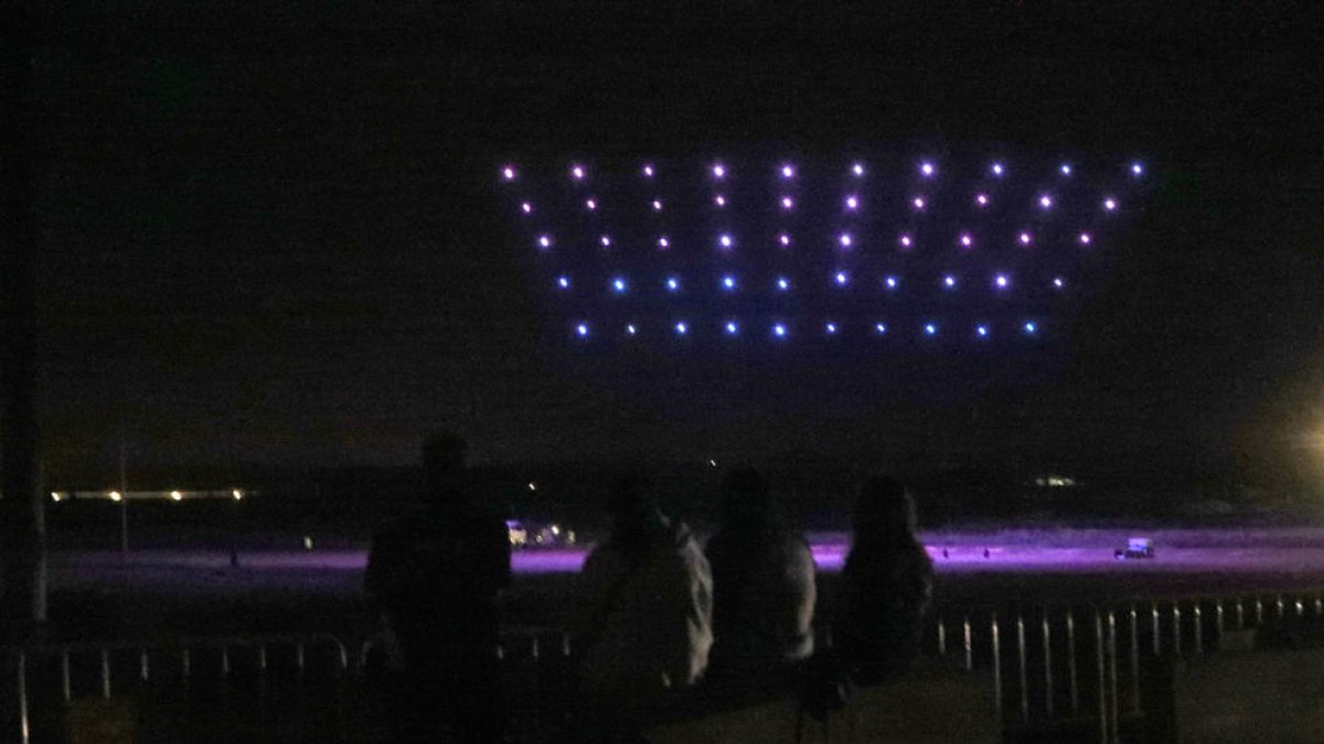 Un momento del espectáculo visual con drones anoche en Alcarràs.