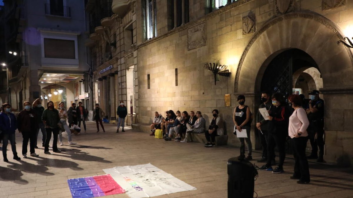 Imagen de la concentración en motivo del Día Mundial de la Bisexualidad, ayer en la plaza Paeria. 