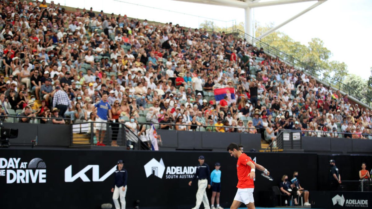 Djokovic, davant una de les grades totalment plenes de públic i sense restriccions.