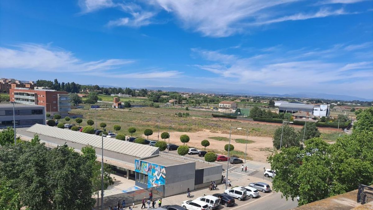 Vista aèria del col·legi La Mitjana i del solar del carrer Josep Pallach.