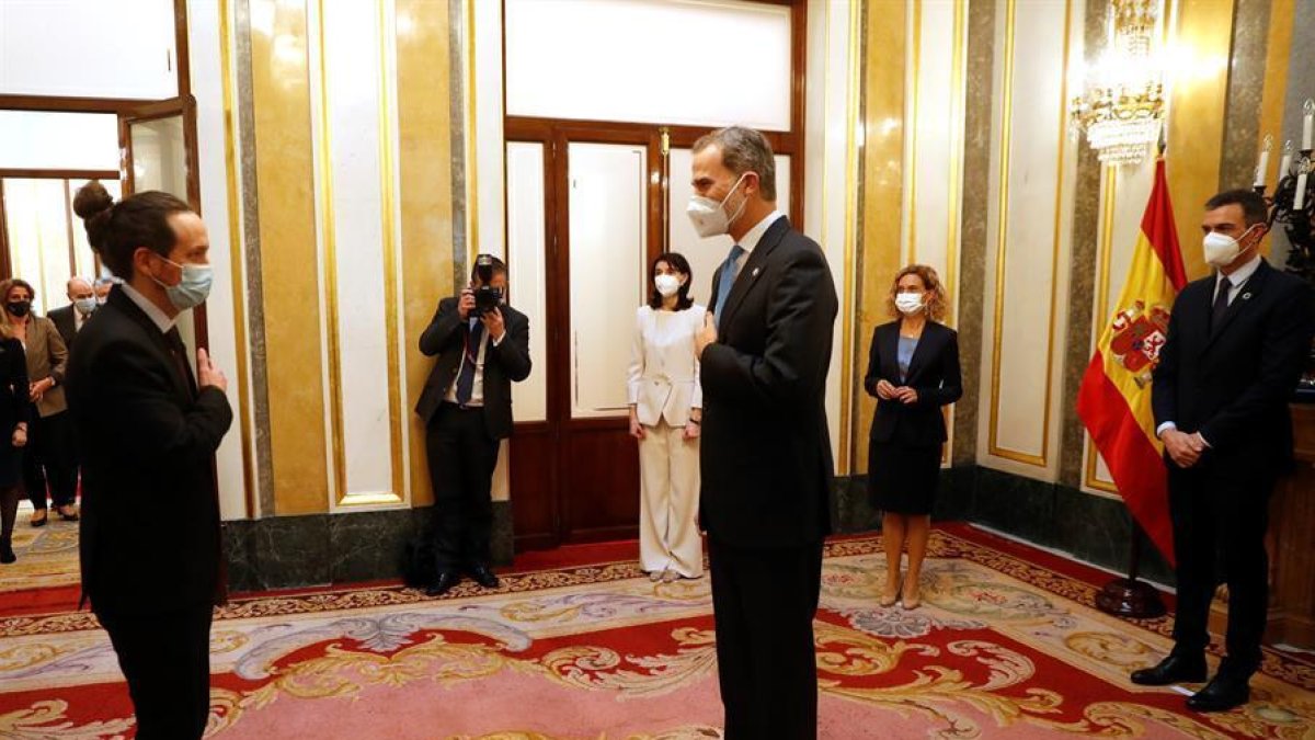 El rey Felipe VI recibe al vicepresidente segundo del Gobierno, Pablo Iglesias (i) en el Salón de los pasos perdidos del Congreso de los Diputados este martes.