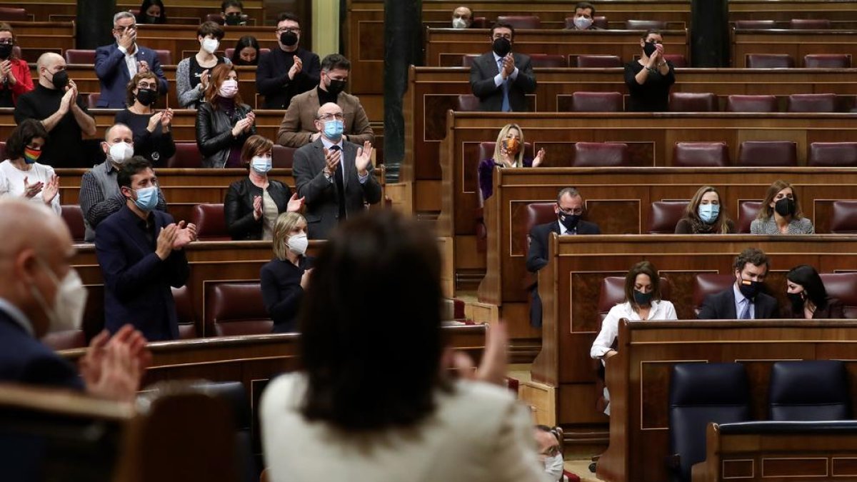 Parlamentaris aplaudint durant el ple del Congrés dels Diputats.