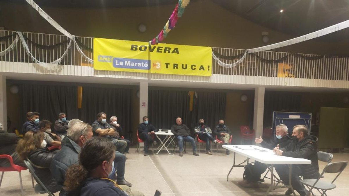 La reunión que se celebró ayer en Bovera. 