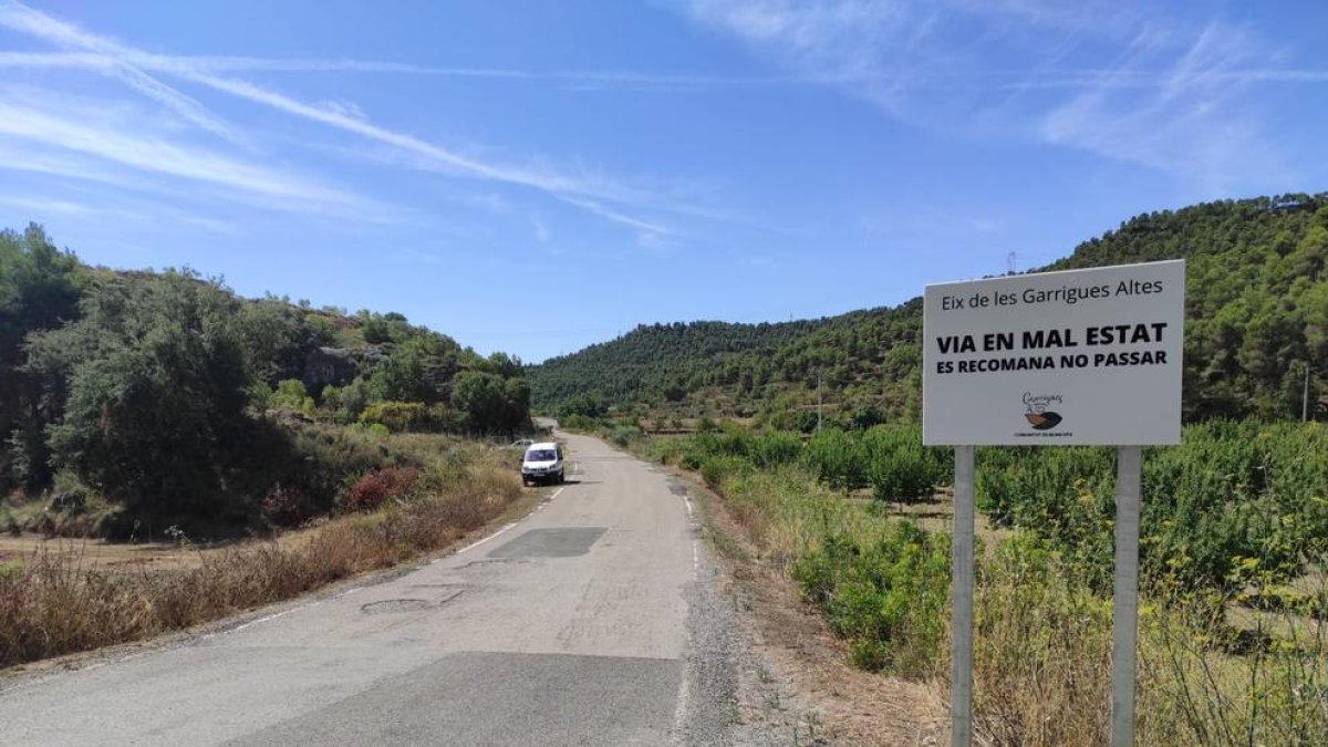 Los carteles que se han colocado en la carretera local para denunciar el mal estado del firme.