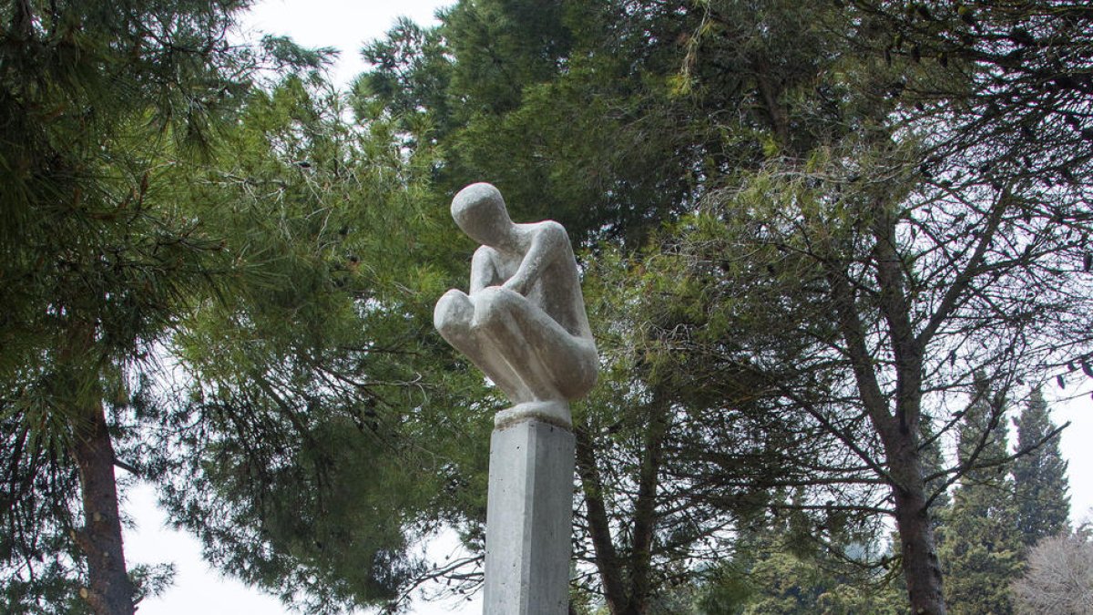 La columna amb la figura escultòrica a Vallbona de les Monges.