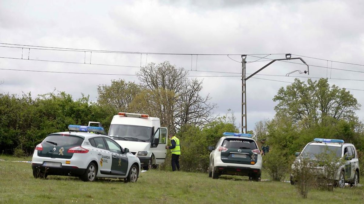 La Guardia Civil en la zona en la que se encontró el cuerpo.