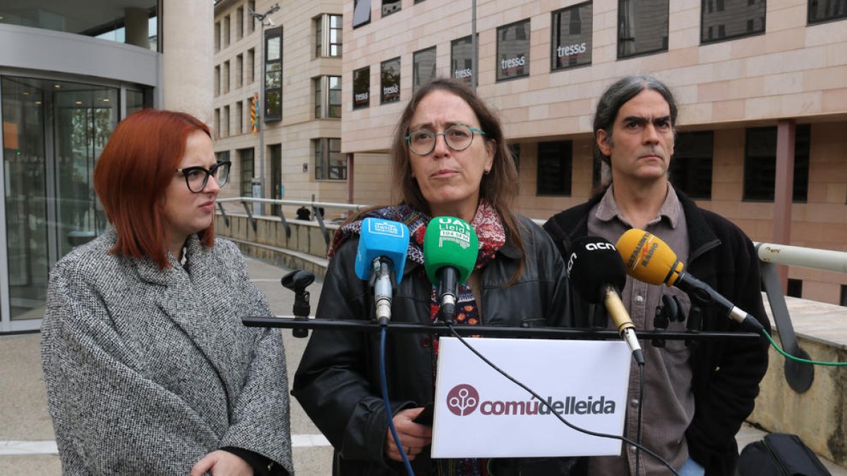 La cabeza de lista del Comú de Lleida a las municipales del 2023, Laura Bergés, con los concejales de la formación a la Paeria, Elena Ferre y Sergi Talamonte, ante los juzgados de Lleida.