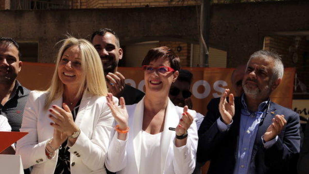 El portavoz de Ciudadanos en el Parlament, Carlos Carrizosa, la candidata en Lleida, Ángeles Ribes, y la número 2, Maria Burrel en el acto de presentación de Ciudadanos en Lleida el 12 de mayo del 2019.