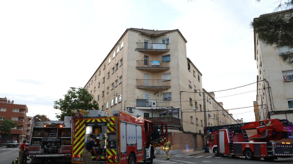 Al lugar acudieron cinco dotaciones de los Bomberos. 