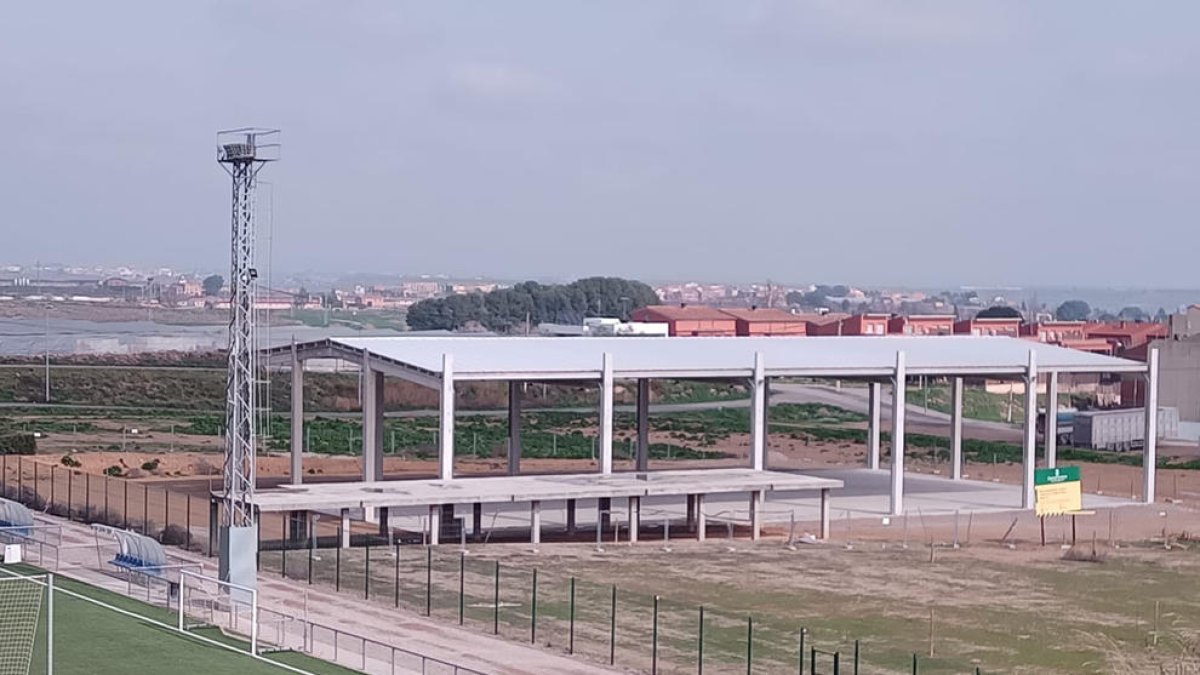 Aspecto actual de la pista polideportiva de Rosselló.