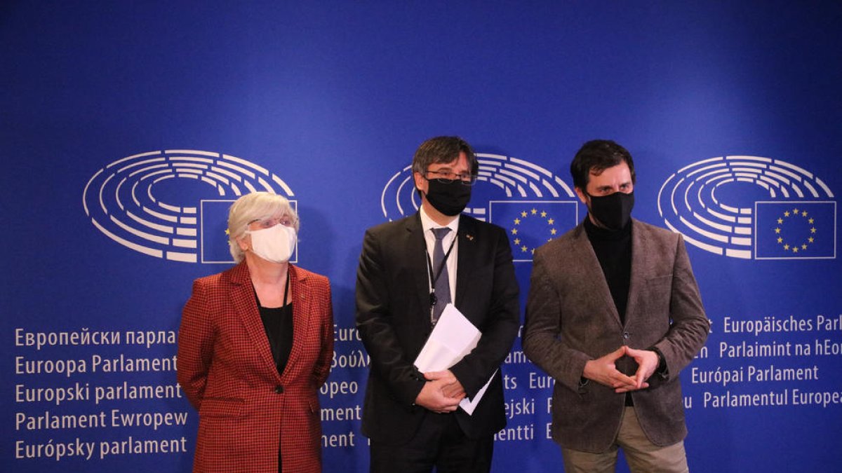 Ponsatí, Puigdemont y Comín en una imagen de archivo en el Parlamento europeo.