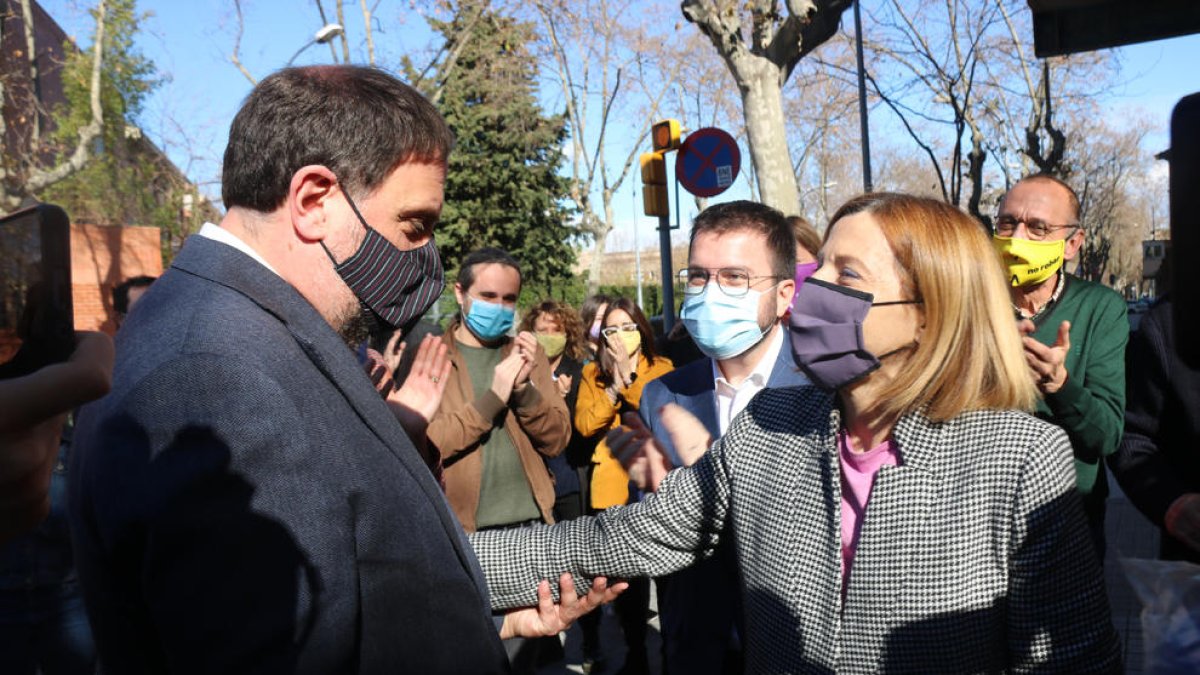 Oriol Junqueras va acudir a la sortida de la presó de Wad-Ras per mostrar suport a Carme Forcadell.