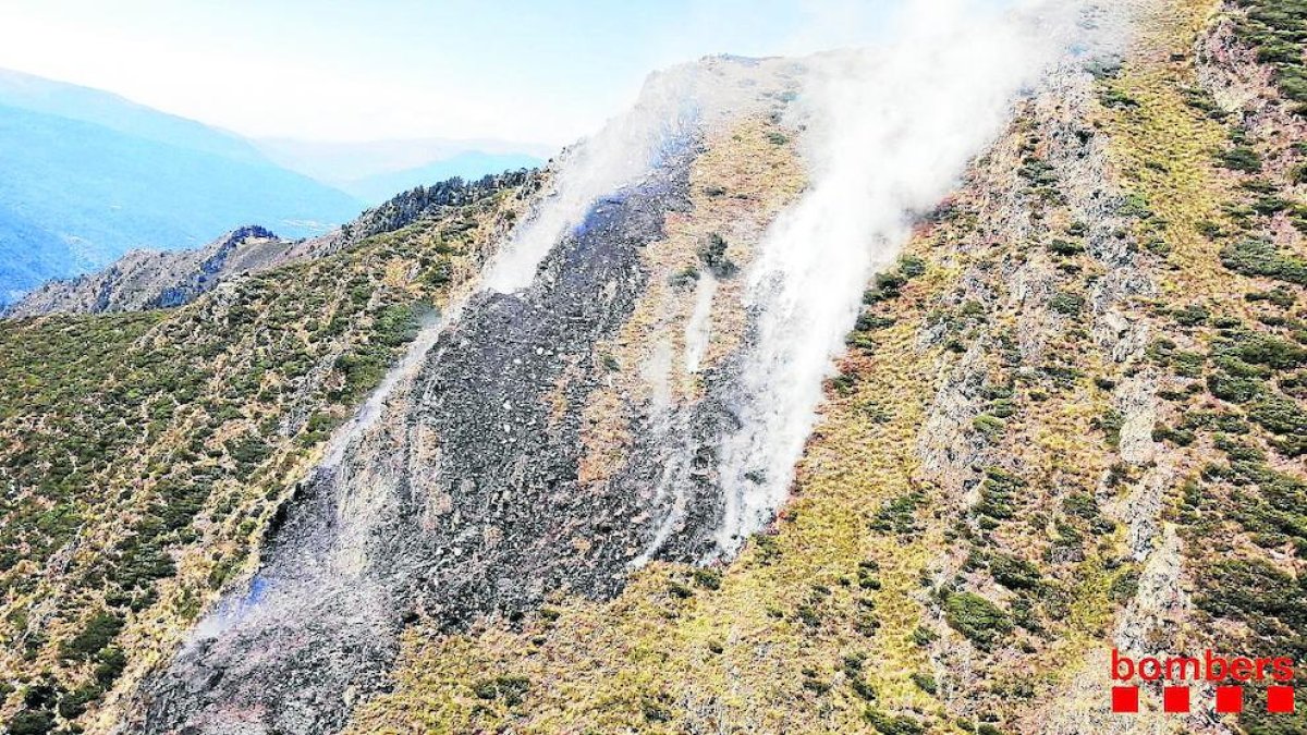 L’incendi, que va poder ser causat per un llamp, es va produir a més de 2.000 metres.