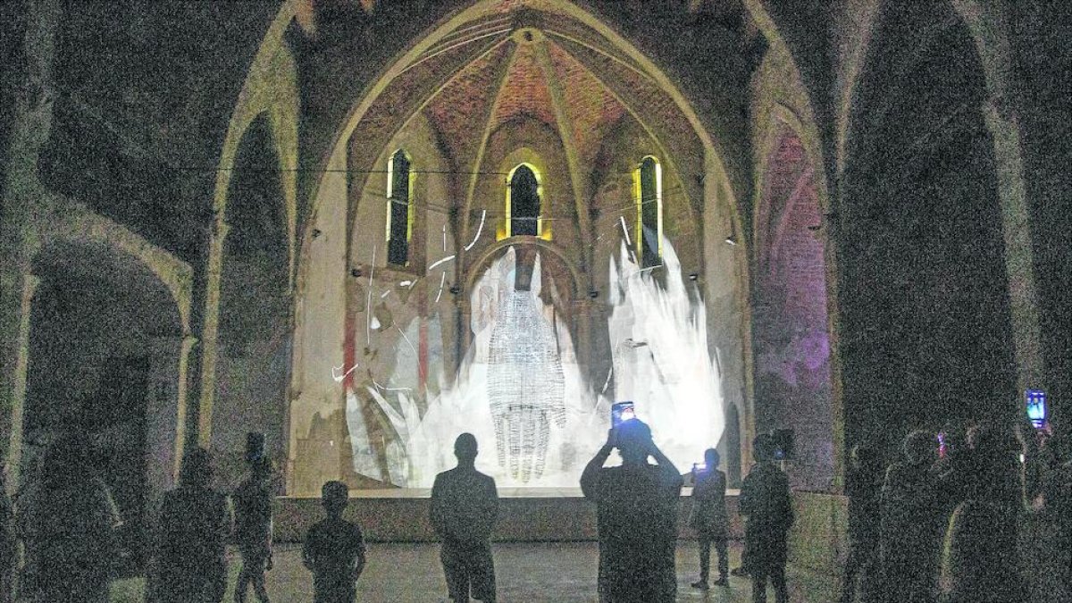 Imagen de la instalación de la exposición ‘Manos de bruja’ ayer en la iglesia de Sant Domènec.