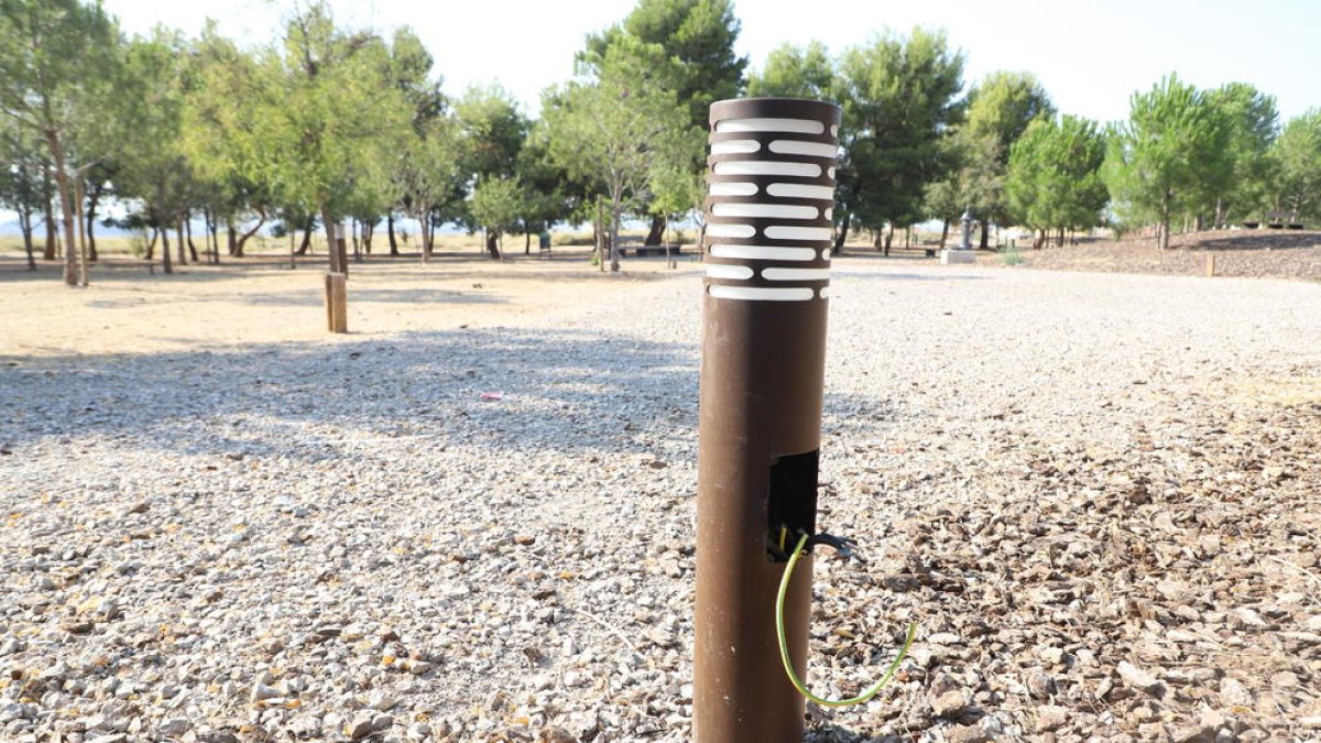 Una de la farolas del bosque urbano de Magraners en las que han sustraído los cables.