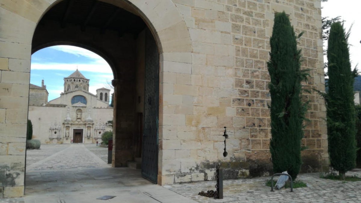 Entrada a la localitat de Poblet.