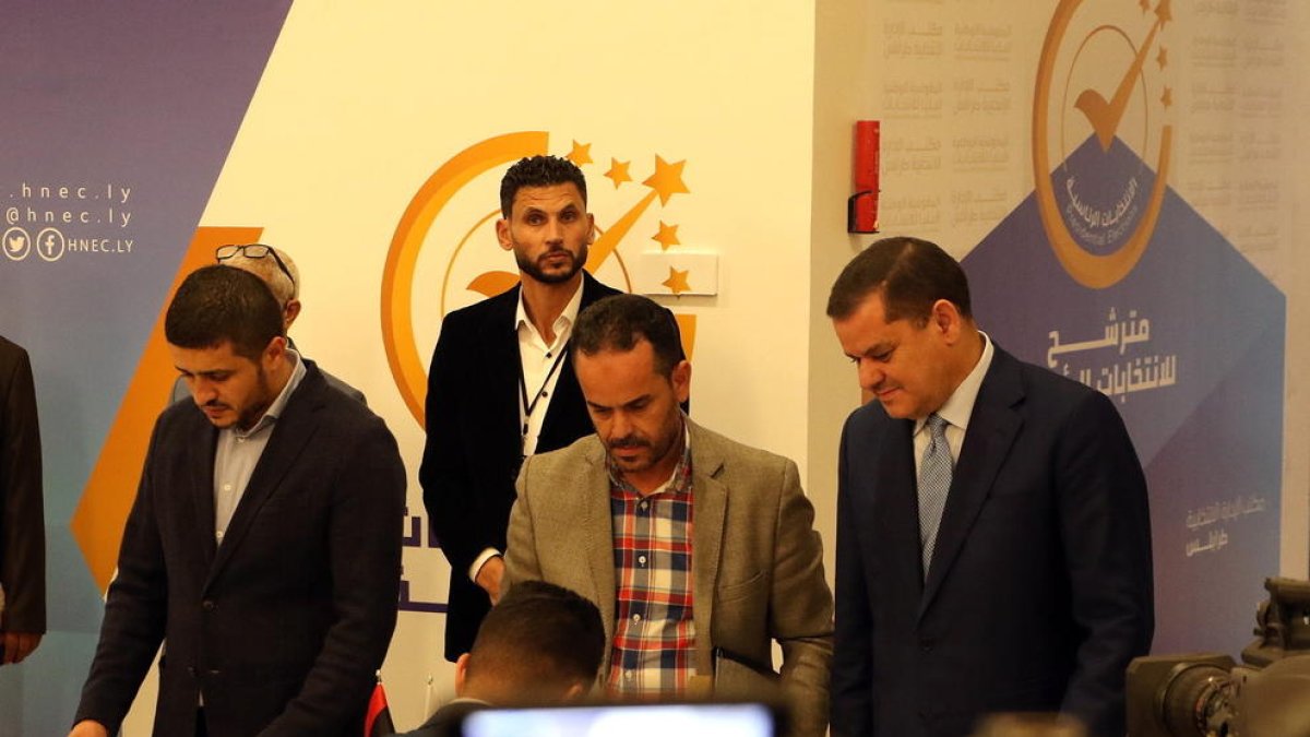 El primer ministro libio, Abdul Hamid Dbeibah, a la derecha.