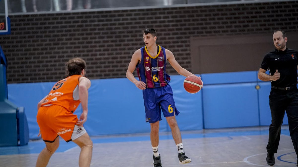 Juani Marcos y Brancou Badio, nuevos jugadores del Força Lleida, durante el encuentro del play off ascenso a la LEB Oro ante el Juraisti.