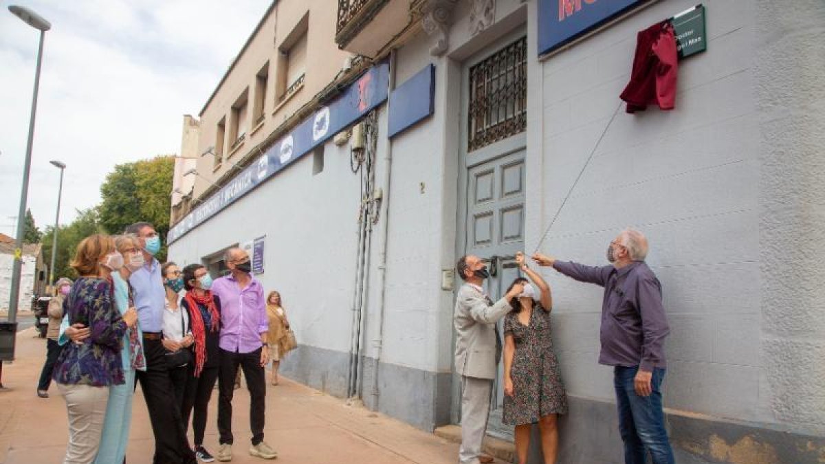 Descubrimiento de la placa en la zona del centro de Tàrrega. 