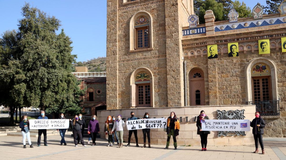 Las trabajadoras de la residencia Verge de Ribera de la Pobla de Segur protestante ante el Ayuntamiento.