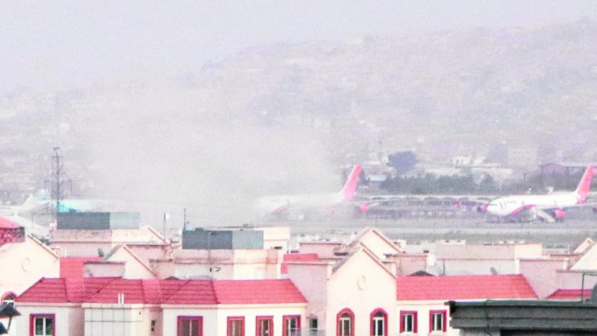 Humo de una de las explosiones frente al aeropuerto internacional Hamid Karzai, en Kabul, Afganistán.