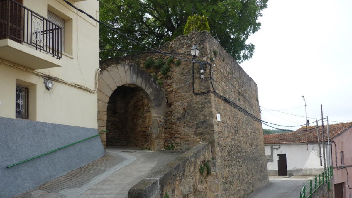 Imagen de archivo de la muralla de Oliana.