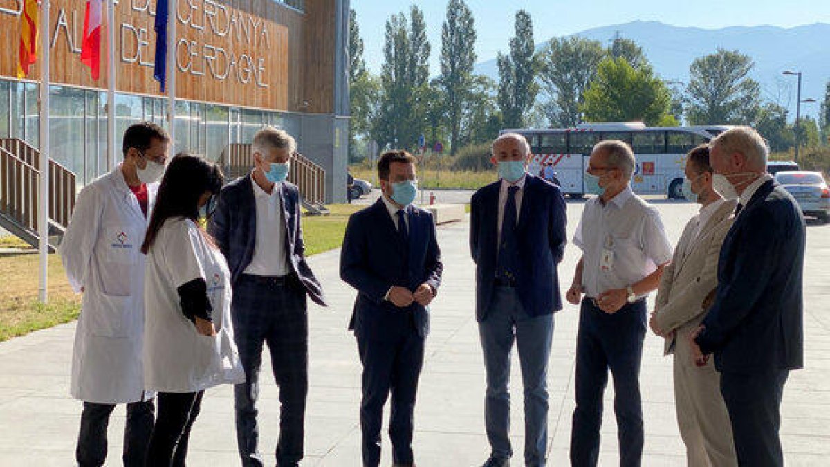 El president de la Generalitat, Pere Aragonès, i el conseller de Salut, Josep Maria Argimon, a l'exterior de l'Hospital de Cerdanya amb directius del centre i l'alcalde de Puigcerdà, Albert Piñeira.