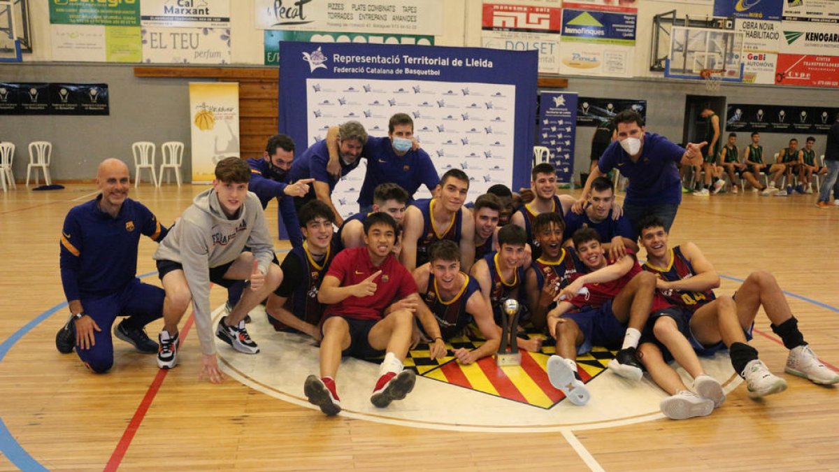 El equipo azulgrana, con el leridano David Castellnou, posa con el trofeo conquistado en Balaguer.
