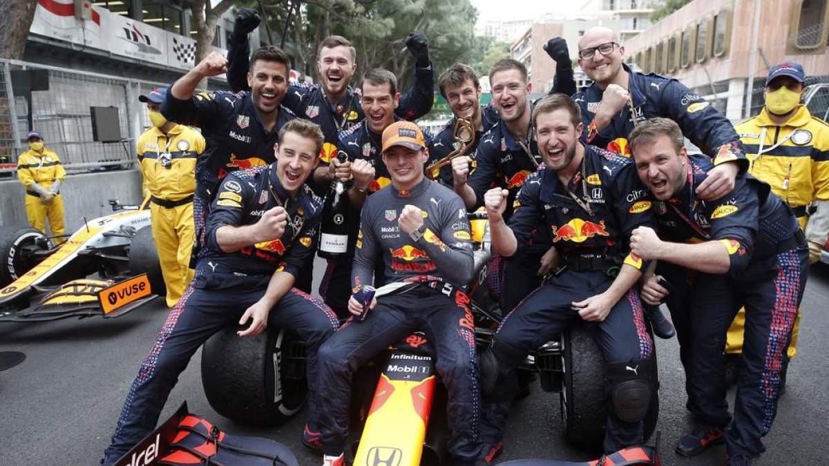 Verstappen celebra con su equipo la victoria en el GP de Mónaco que le sitúa líder del Mundial.