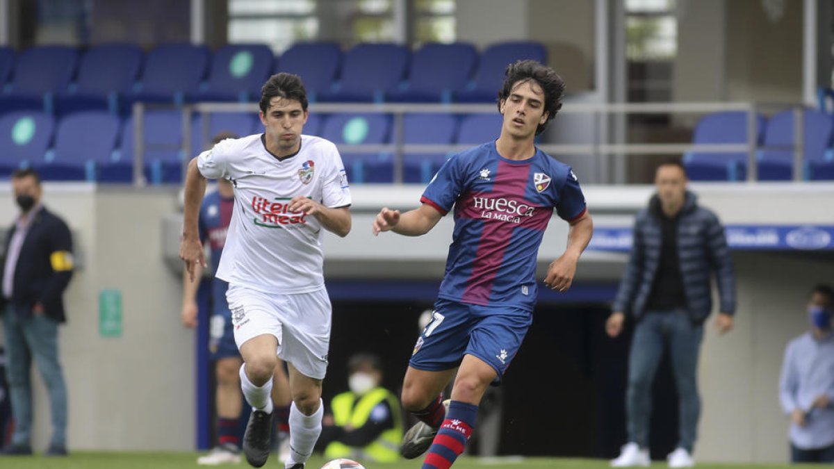 Una acción del partido que el Binéfar jugó ayer en El Alcoraz, ante el Huesca B.