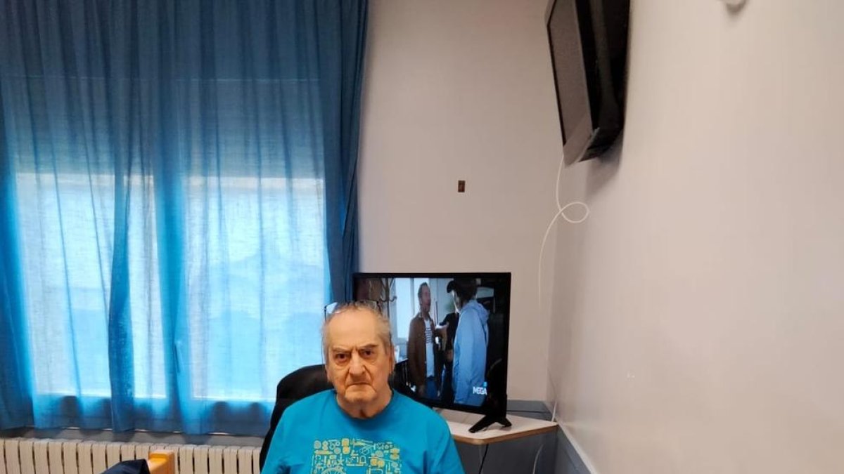 Imatge de l’home el març passat a l’habitació de l’hospital.