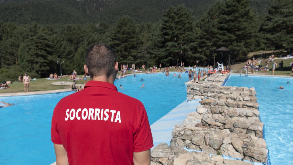 Socorrista de piscinas al aire libre y de playas es un empleo temporal típico del verano.