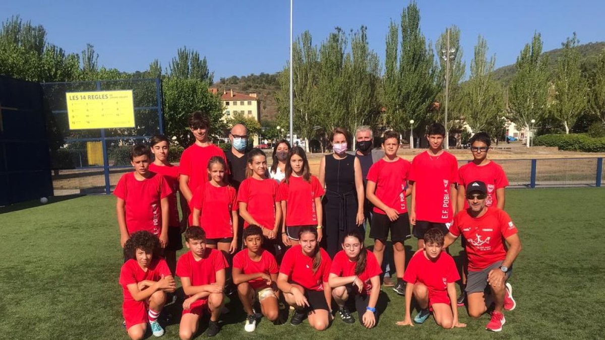 Anna Caula, amb esportistes de l’Escola de Futbol de la Pobla.