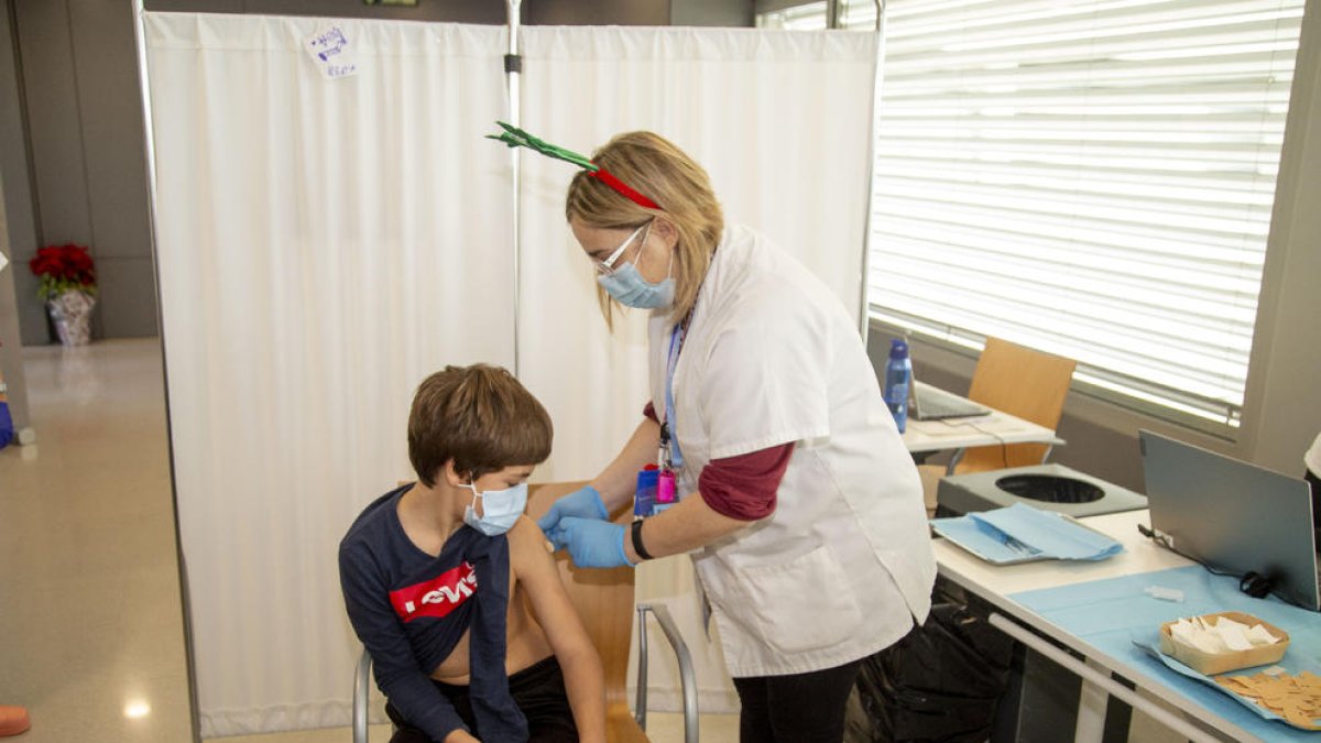 Un niño recibiendo la vacuna contra la covid en Lleida.