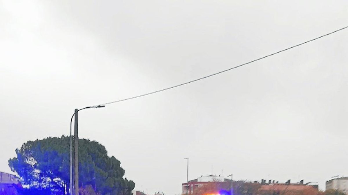Una furgoneta es va encastar contra una llibreria del carrer Nord (e) i foto de l’atropellament a l’avinguda de les Garrigues, a la Bordeta (d).
