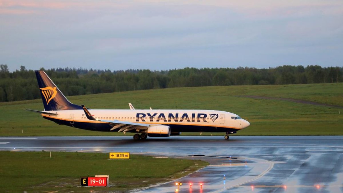 Un Boeing 737-800 de Ryanair aterriza en el aeropuerto internacional de Vilna, Lituania,