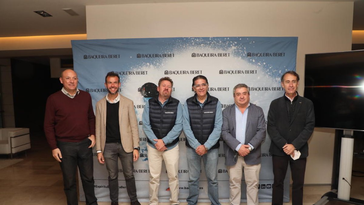 Ubeira (tercero por la izquierda) ayer en la presentación en Lleida de la nueva temporada de Baqueira.